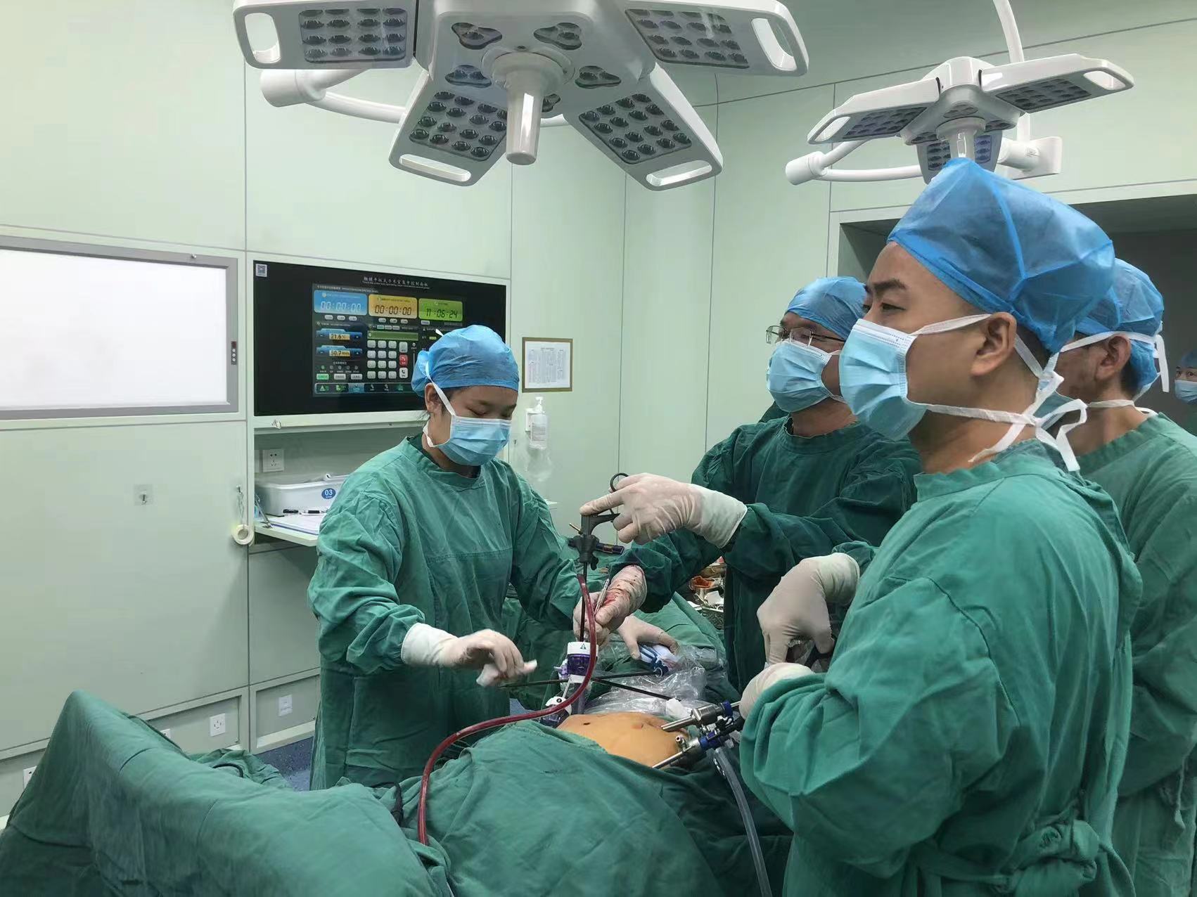 普外科成功完成南漳县首例腹腔镜下脾切除术